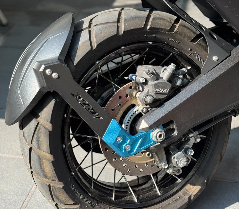 HONDA X-ADV 750 ACHTERSPATBORD BLAUW GEMONTEERD