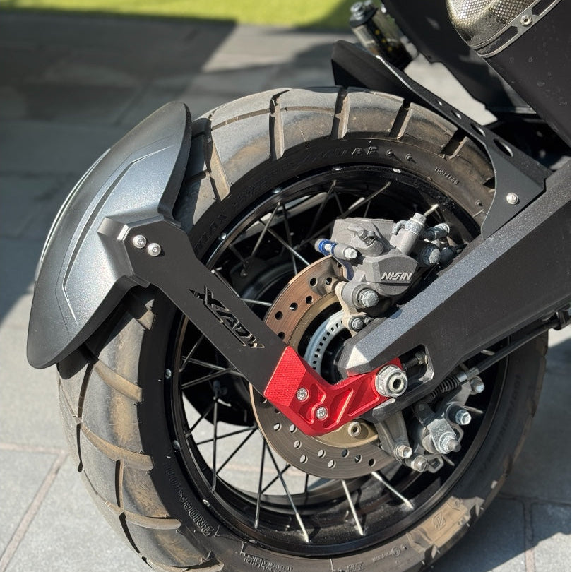 HONDA XADV 750 ACHTERSPATBORD ROOD GEMONTEERD